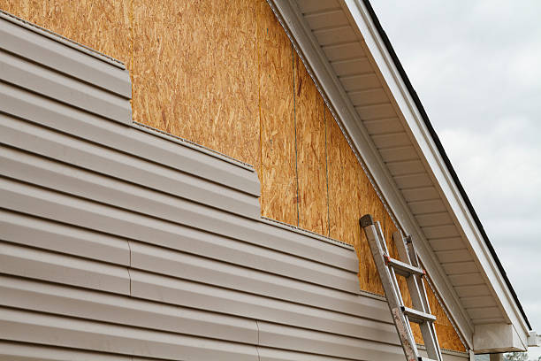 Professional Emergency Siding Repair technician working in North Haven, CT